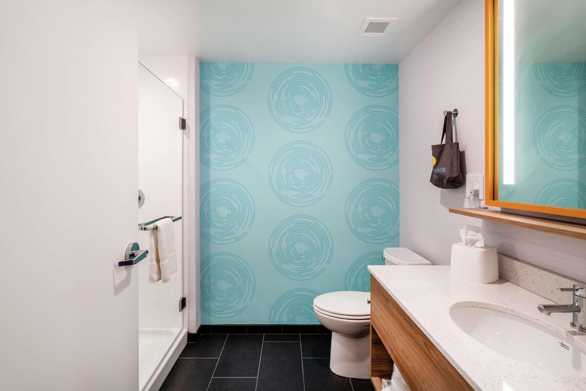 Baño | Artículos de higiene personal gratuitos, secador de pelo y toallas