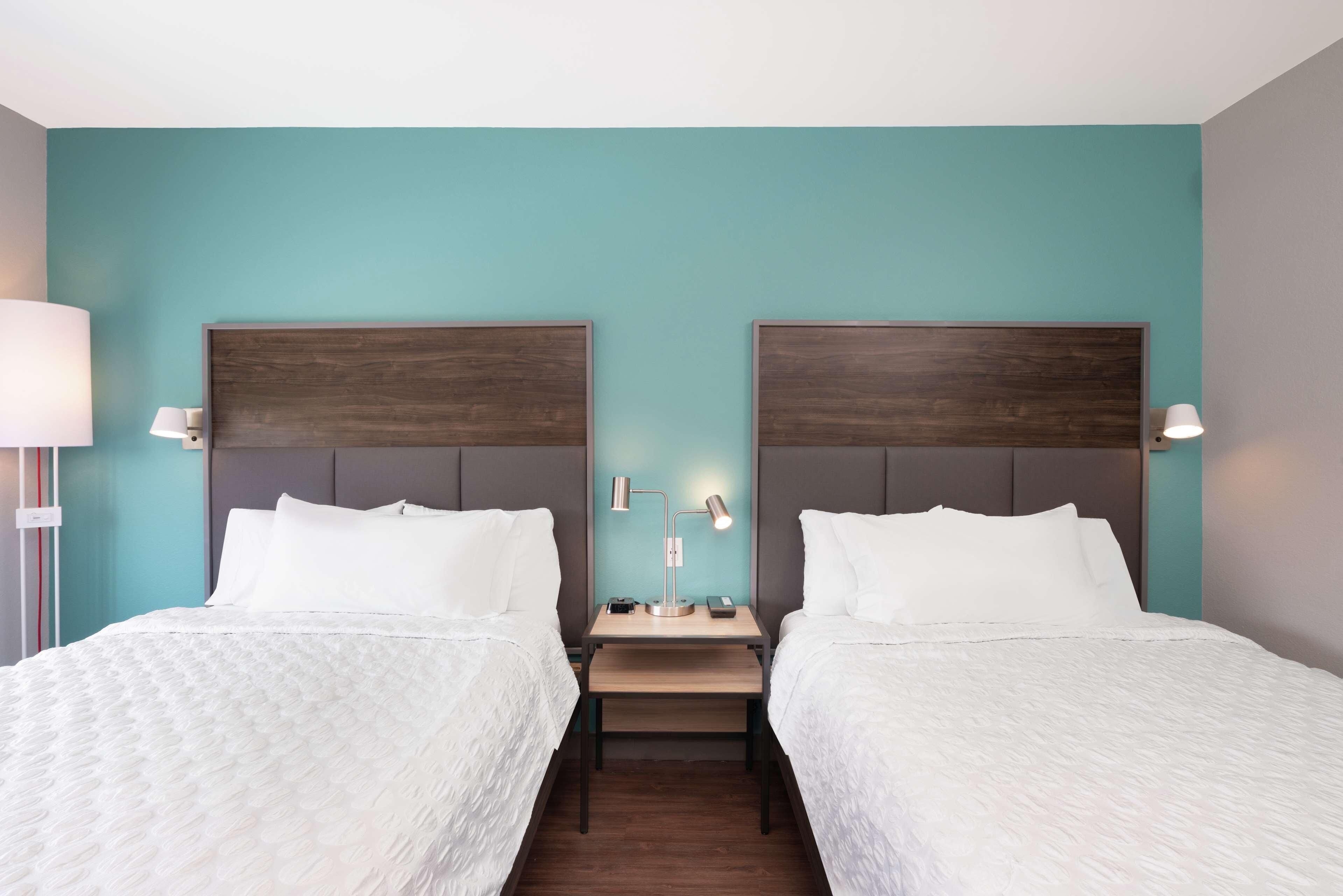 Escritorio, cortinas opacas, tabla de planchar con plancha y wifi gratis
