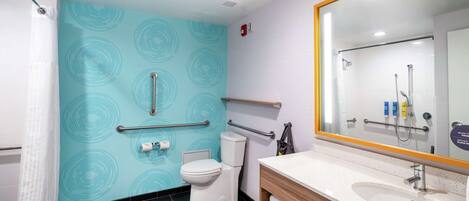 Un baño moderno con inodoro, lavamanos y ducha.