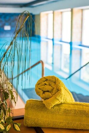 Innendørsbasseng og et oppvarmet basseng