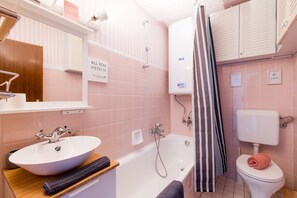 Séchoir à cheveux, serviettes fournies, papier de toilette