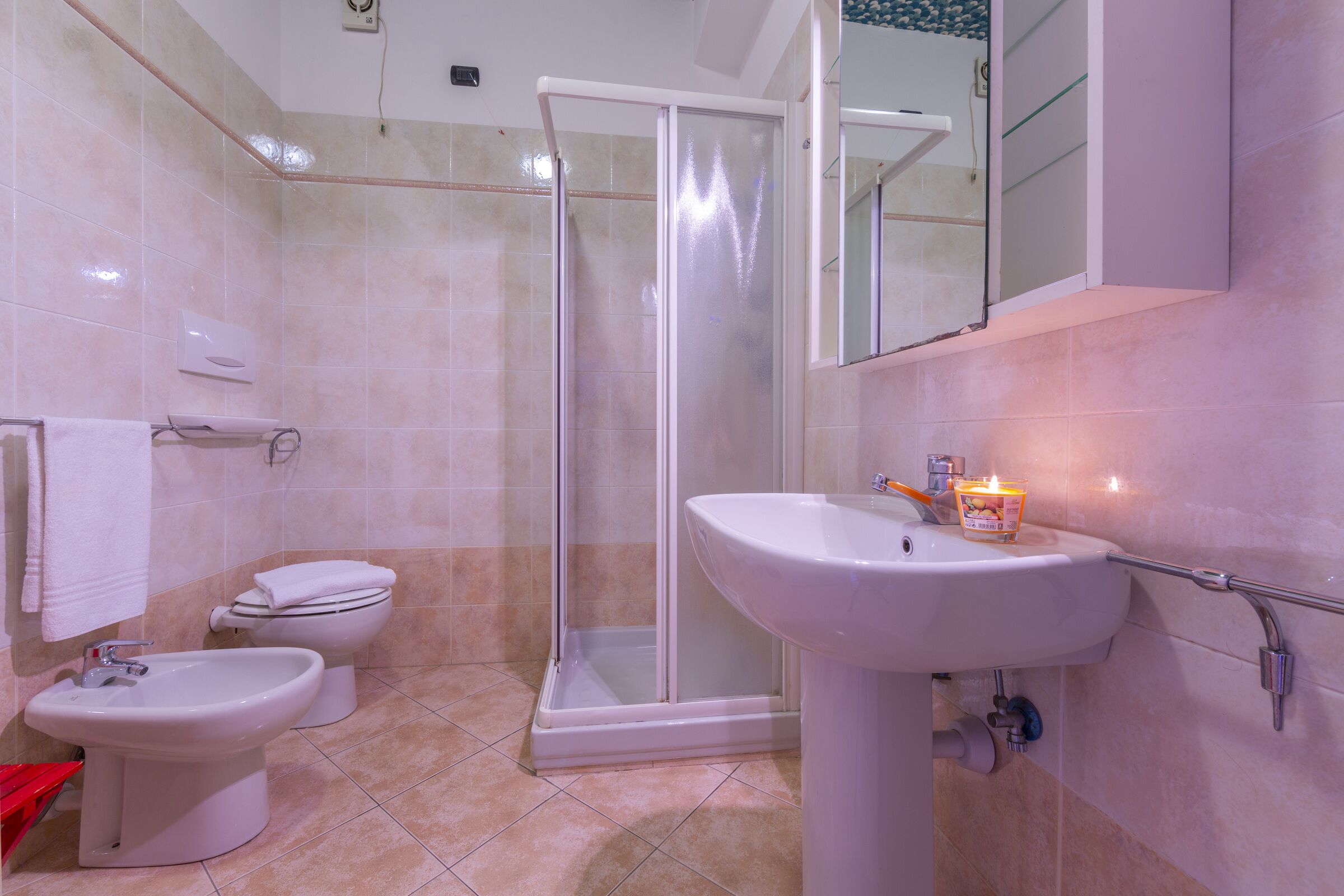 Douche, sèche-cheveux, bidet, serviettes fournies