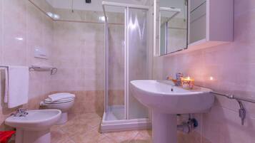 Douche, sĂšche-cheveux, bidet, serviettes fournies