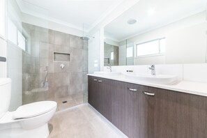Bathroom - Great Escape - Cannonvale (Cannonvale)