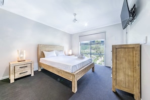 3 bedrooms, iron/ironing board, free WiFi, bed sheets - Great Escape - Cannonvale (Cannonvale)