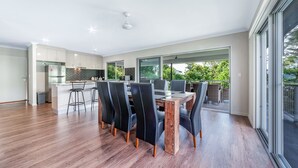 House, 3 Bedrooms, 2 Bathrooms, Hill View | In-room dining - Great Escape - Cannonvale (Cannonvale)