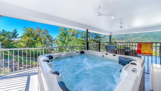 Outdoor spa tub - Great Escape - Cannonvale (Cannonvale)