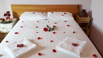 1 habitación, escritorio, tabla de planchar con plancha y wifi gratis