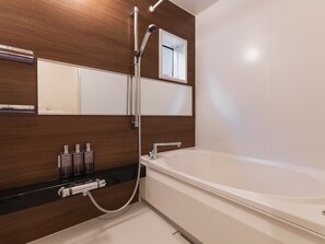 Tina y regadera independientes y amenidades de baño gratuitas