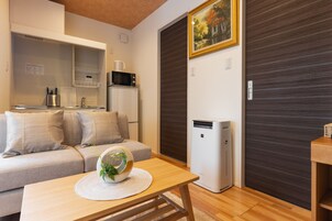 Standard Room B, Non Smoking | Individually decorated, free WiFi, bed sheets