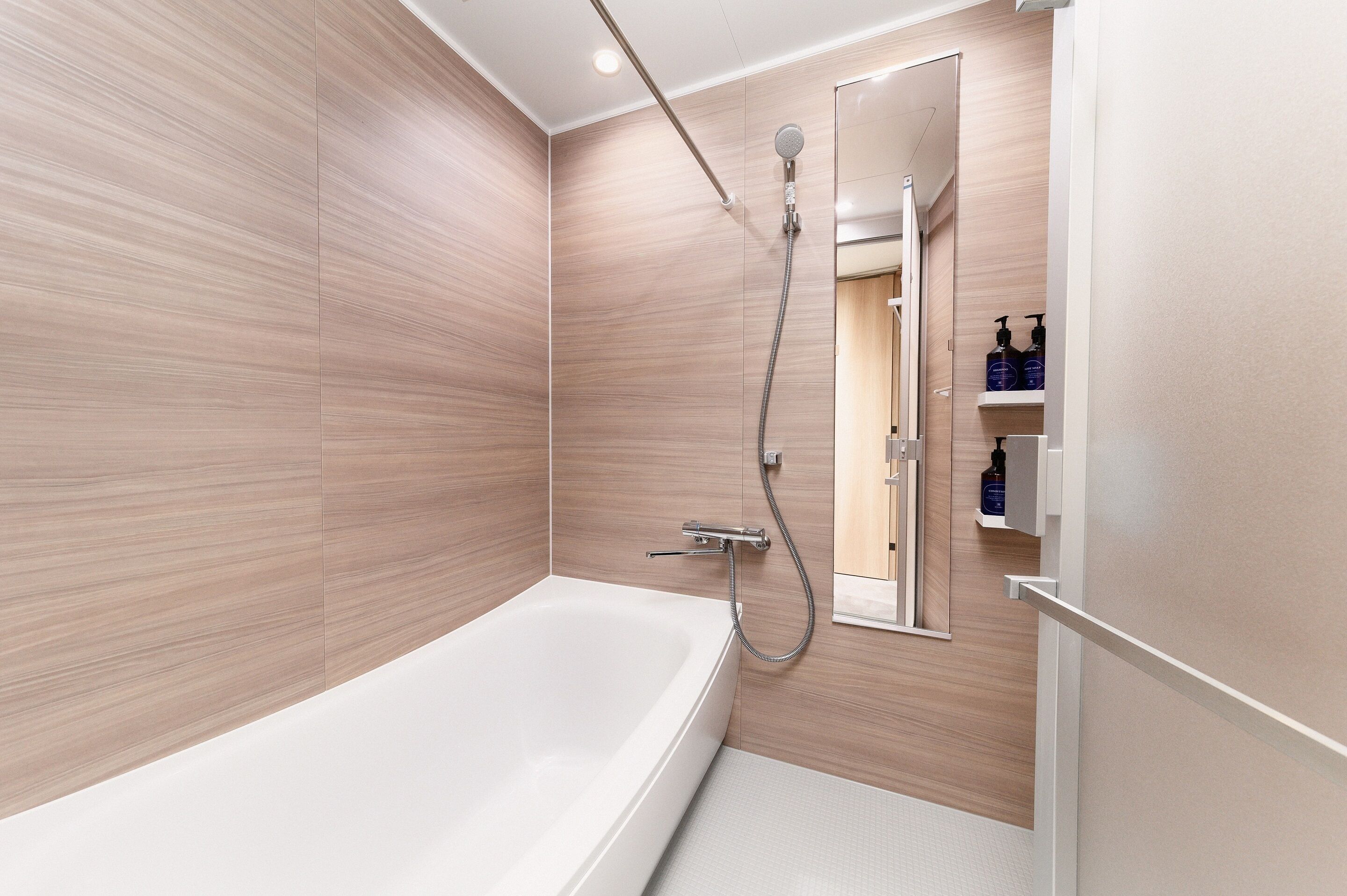 独立的浴缸和淋浴、深泡浴缸、免费洗浴用品、吹风机