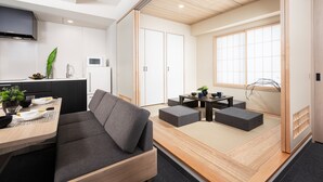 Un interior moderno con cocina, comedor y zona de estar.