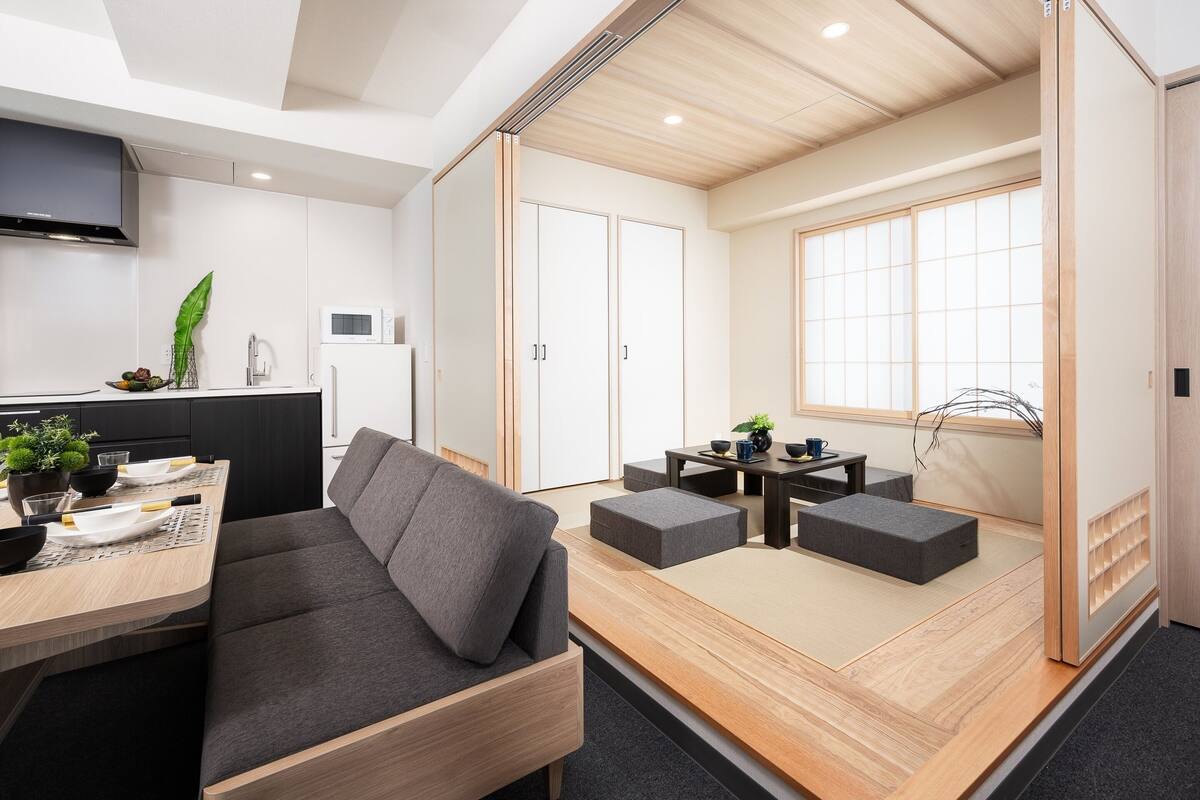 Un intérieur moderne comprenant une cuisine, un coin repas et un espace salon.