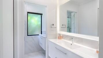 Superior House, 3 Bedrooms, Kitchen | Bathroom | Shower, rainfall showerhead, hair dryer, towels
