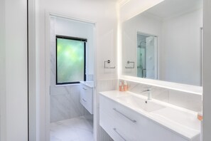 Maison supérieure, 3 chambres, cuisine | Salle de bain | Douche, douche cascade, séchoir à cheveux, serviettes fournies