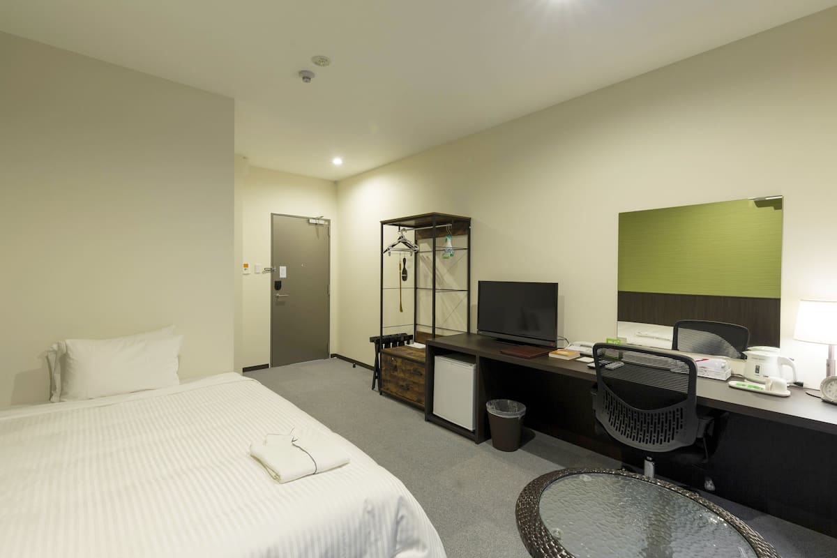 1 bedroom, down duvets, desk, laptop workspace