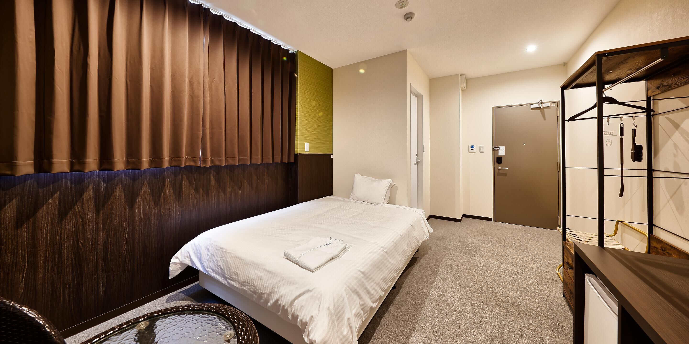 羽毛の掛け布団、デスク、ノートパソコン用作業スペース、遮光カーテン