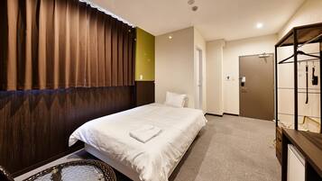 1 bedroom, down duvets, desk, laptop workspace