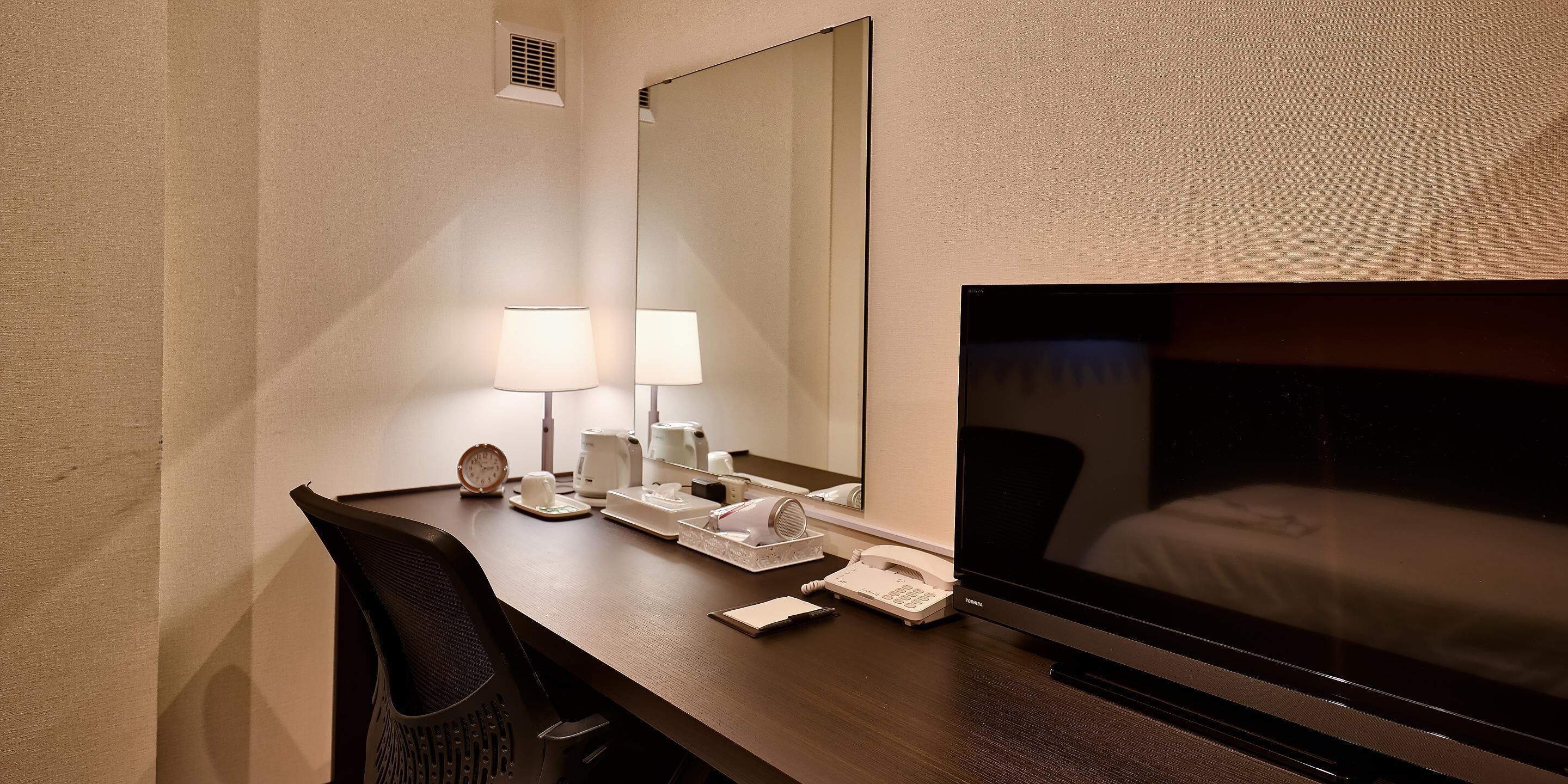 1 bedroom, down duvets, desk, laptop workspace