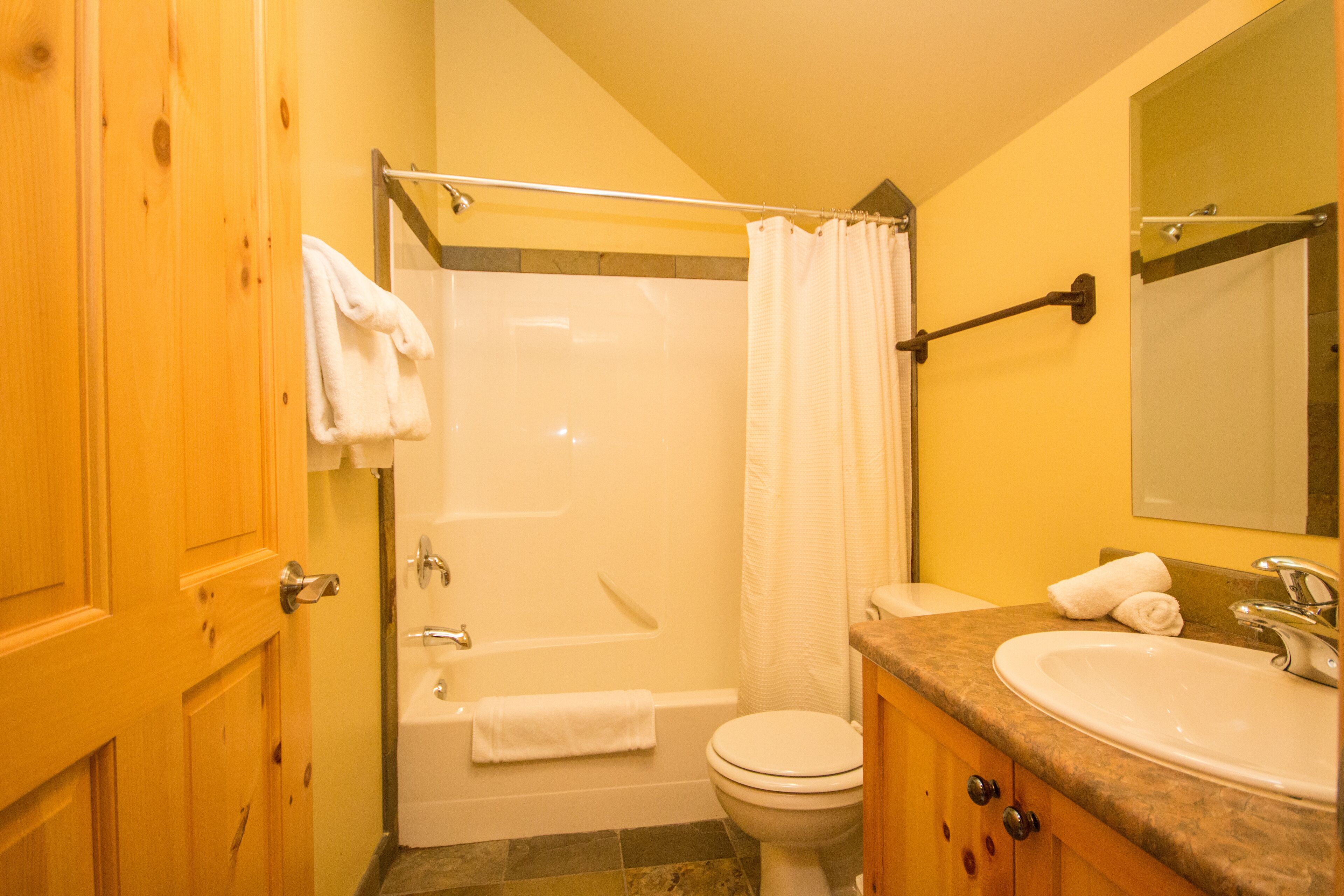 Un baño con bañera, inodoro y lavabo.