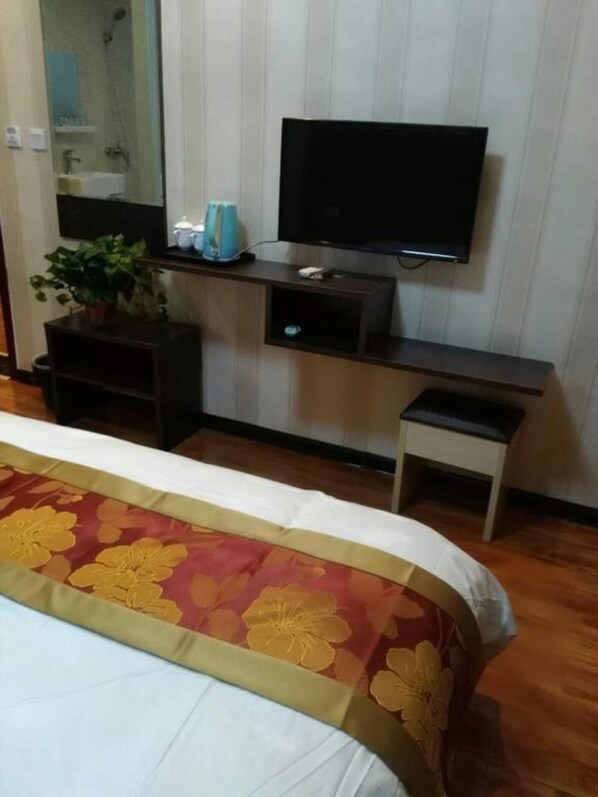 Una scrivania, tende oscuranti, Wi-Fi gratuito