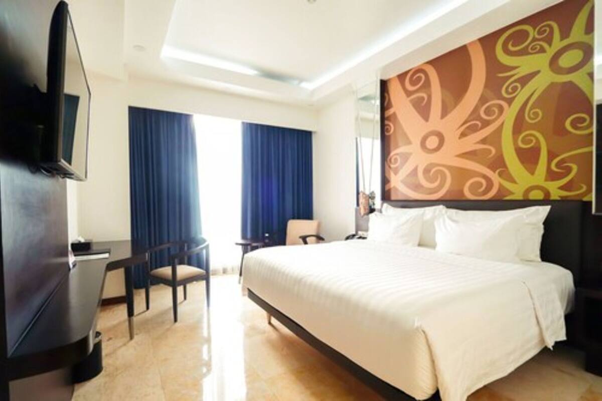 มินิบาร์ฟรี, ตู้นิรภัยในห้องพัก, โต๊ะทำงาน, Wi-Fi ฟรี