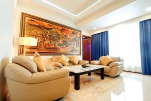 家庭套房 | 起居區 | 40-吋LED 液晶電視、有線頻道、電視