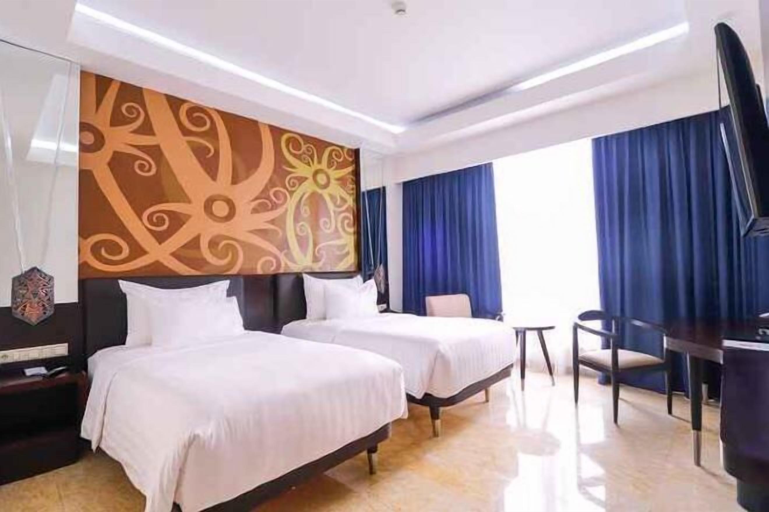 Free minibar, in-room safe, desk, free WiFi