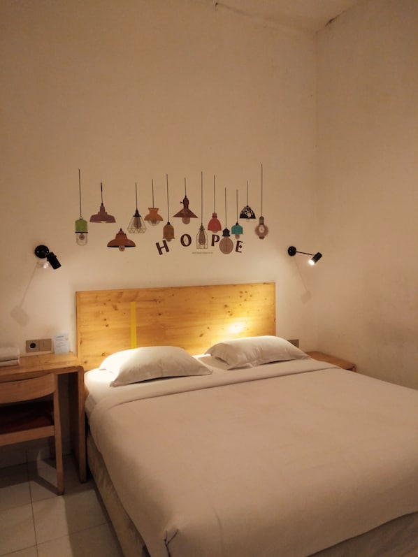 Desk, rollaway beds, free WiFi