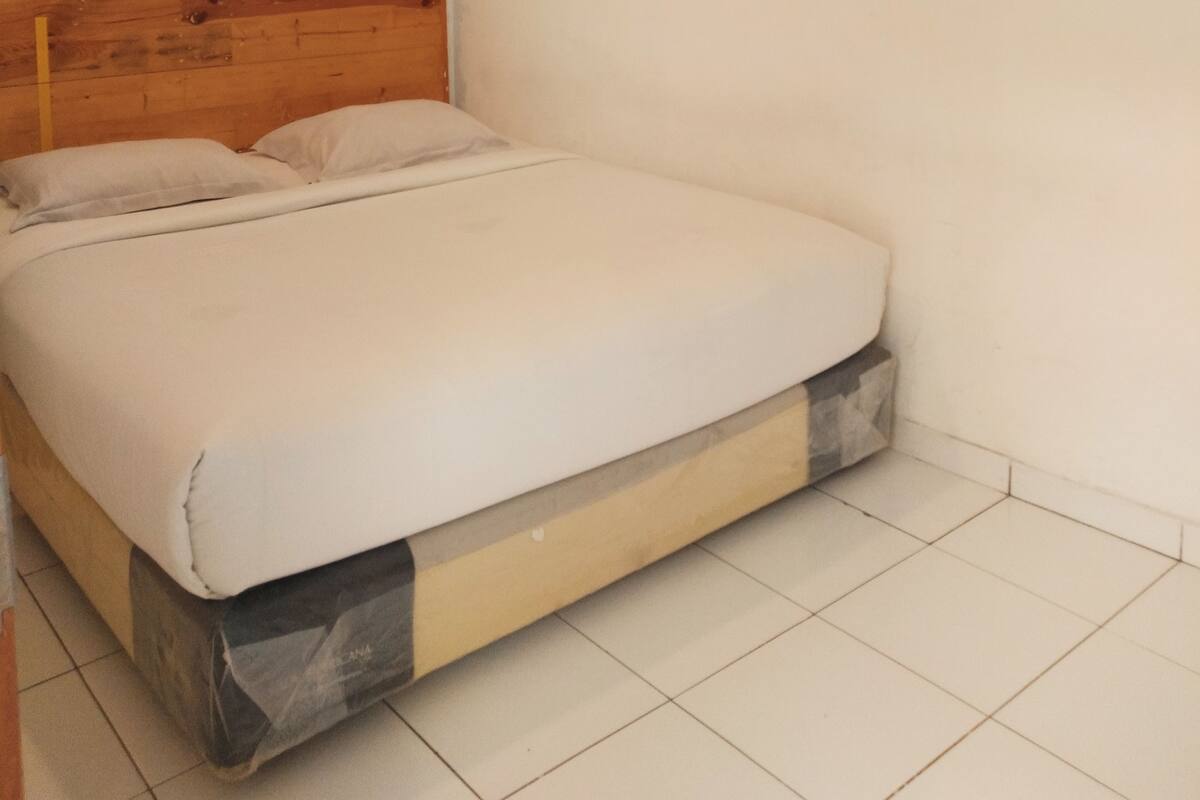 Desk, rollaway beds, free WiFi