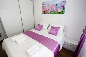 1 bedroom, iron/ironing board, free WiFi, bed sheets - Located in Supetar in the Brac Island region, Apartments Romarin has a terrace. (Supetar)