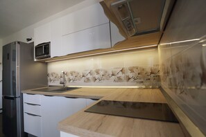 Fridge, microwave, oven, stovetop - Located in Supetar in the Brac Island region, Apartments Romarin has a terrace. (Supetar)