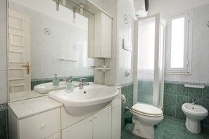 Shower, free toiletries, hair dryer, bidet - Casa con Terrazza all'Addaura by Wonderful Italy (Palermo)