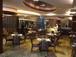 Buffet déjeuner servi tous les jours en supplément