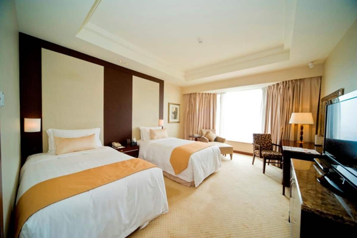 Deluxe Twin Room | Minibar, in-room safe, blackout drapes, soundproofing
