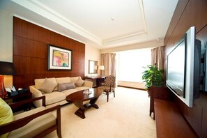 Deluxe Suite | Minibar, in-room safe, blackout drapes, soundproofing - Hotel Fortuna Foshan (Foshan)