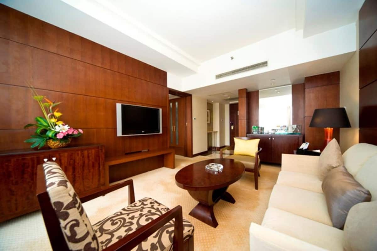 Deluxe Suite | Minibar, in-room safe, blackout drapes, soundproofing