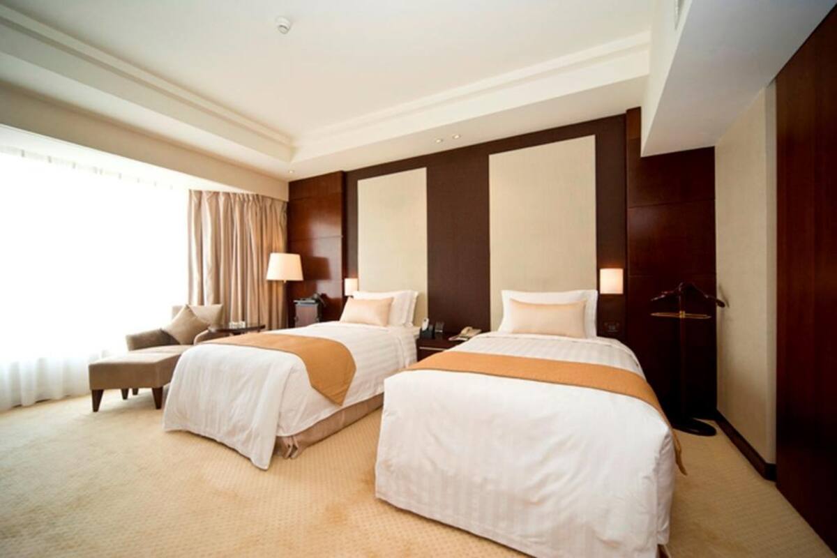 Minibar, brankas, tirai kedap cahaya, dan kedap suara