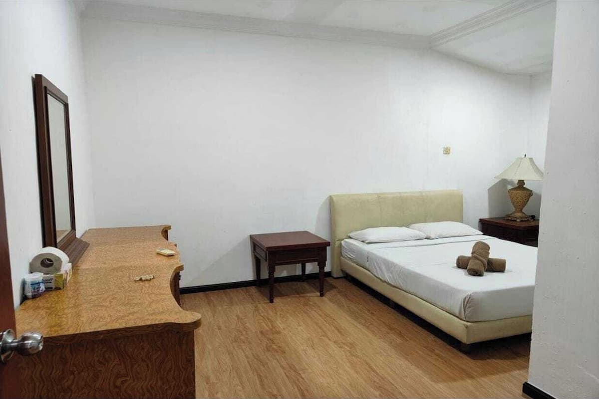 Desk, iron/ironing board, free WiFi, bed sheets
