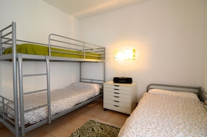 2 bedrooms, iron/ironing board, bed sheets - PUIG PADRO 6 1-4 (L'Escala)