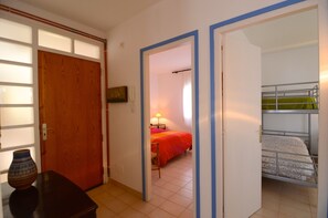 2 slaapkamers, een strijkplank/strijkijzer, beddengoed