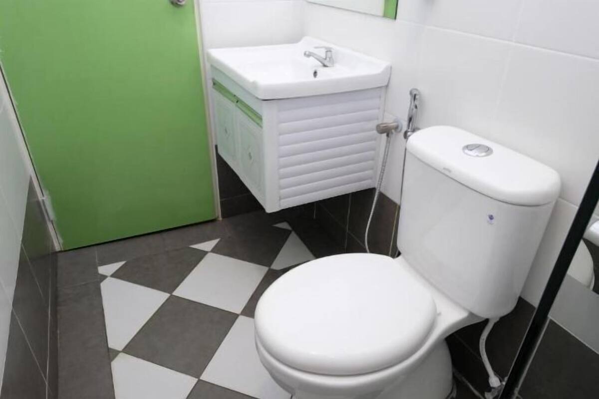 Chuveiro, bidê, toalhas de banho