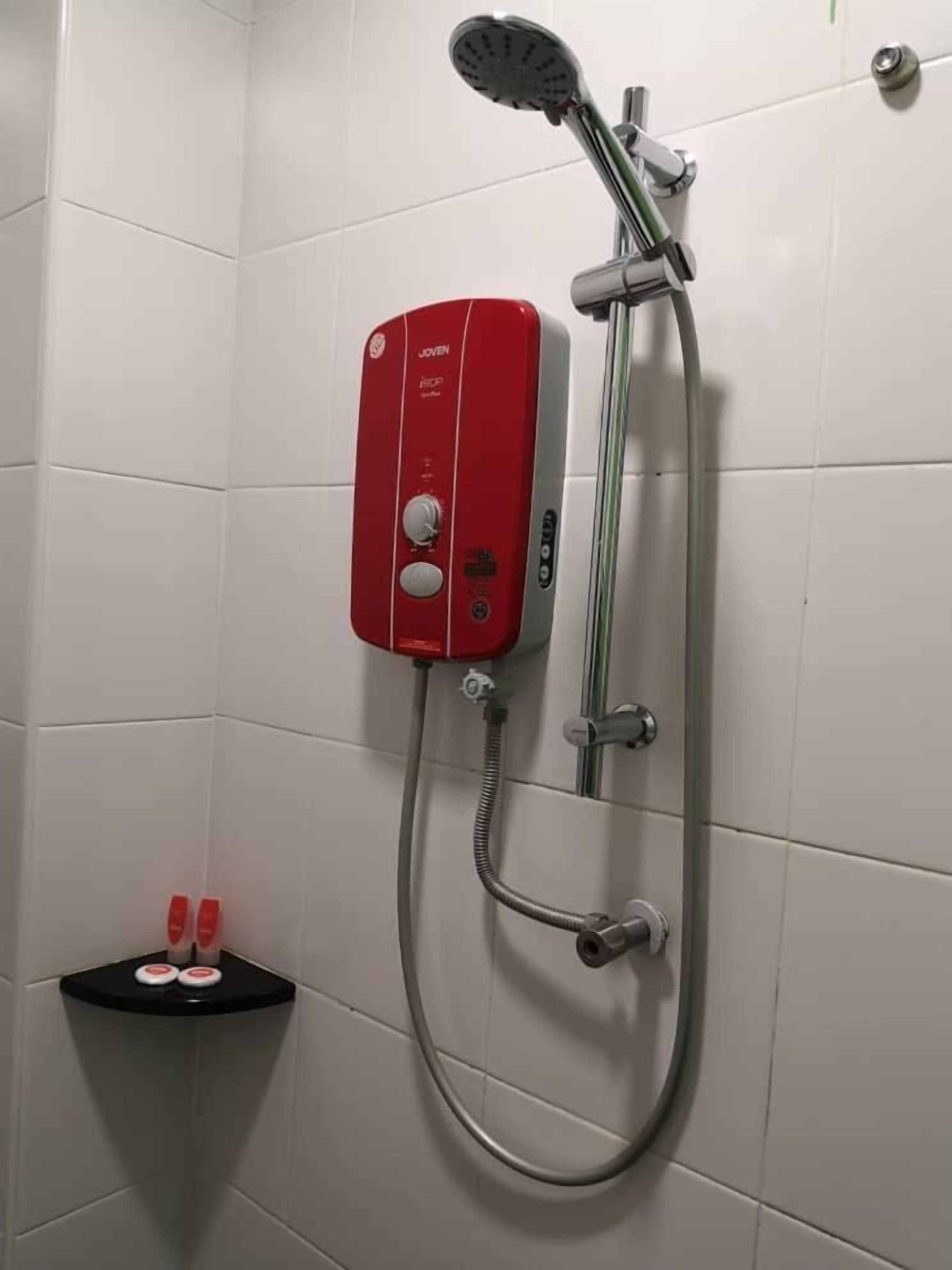 Um chuveiro com um chuveiro manual e um painel de controle.