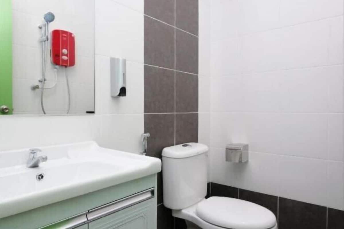 Chuveiro, bidê, toalhas de banho