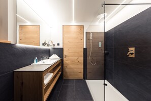 Douche, sèche-cheveux, bidet, serviettes fournies