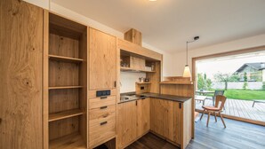 Een moderne keuken met houten kastjes en een vast eiland.