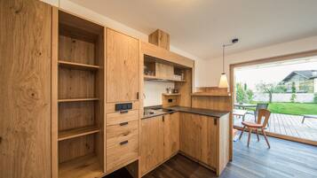 Jääkaappi, astianpesukone, kahvin-/teenkeitin, vedenkeitin