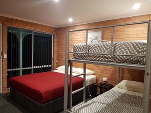 패밀리룸, 침대(여러 개), 마당 전망 | 1 개의 침실, 암막 커튼, 다리미/다리미판, 무료 WiFi