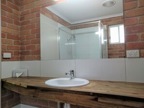 Twin Room 10 | Bathroom sink - Travellers Inn Kaniva (Kaniva)