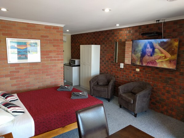 디럭스룸, 퀸사이즈침대 1개, 마당 전망 | 1 개의 침실, 암막 커튼, 다리미/다리미판, 무료 WiFi